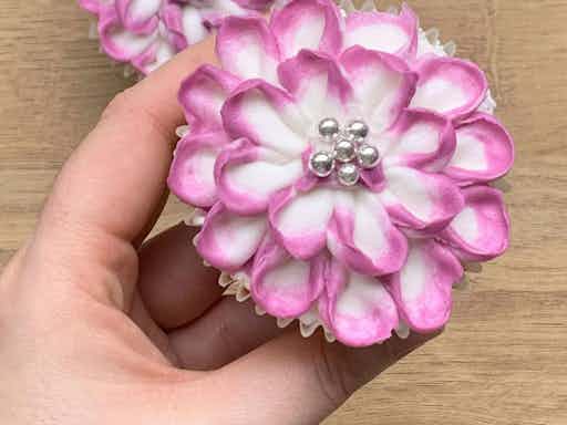 Two- Tone Blooms | Cupcake Decorating Class