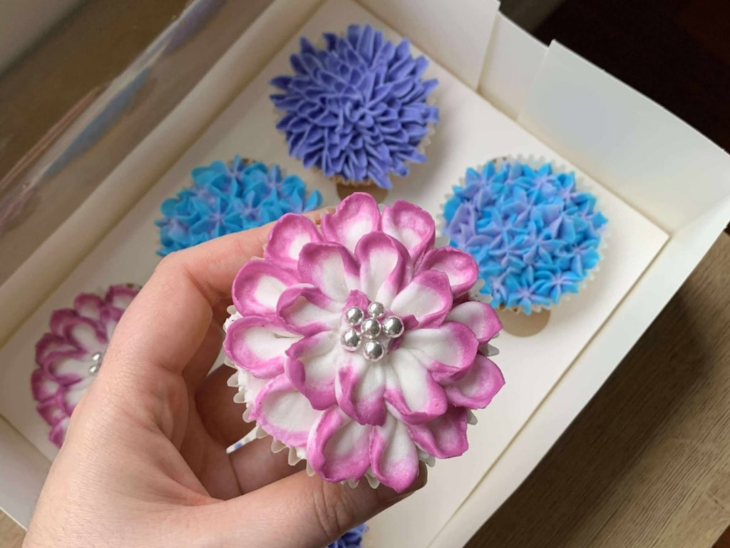 Two- Tone Blooms | Cupcake Decorating Class